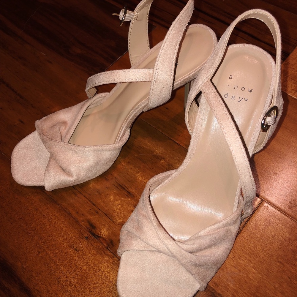 “A New Day” Tawnie Twist Front Heeled Pumps